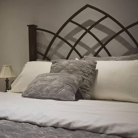 Home Away From Home - Basement Studio Apartment Торонто Экстерьер фото