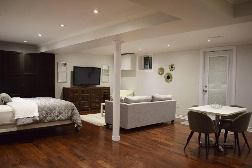 Home Away From Home - Basement Studio Apartment Торонто Экстерьер фото