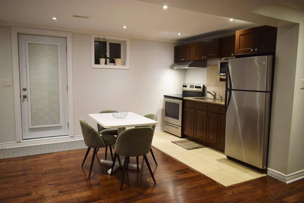 Home Away From Home - Basement Studio Apartment Торонто Экстерьер фото