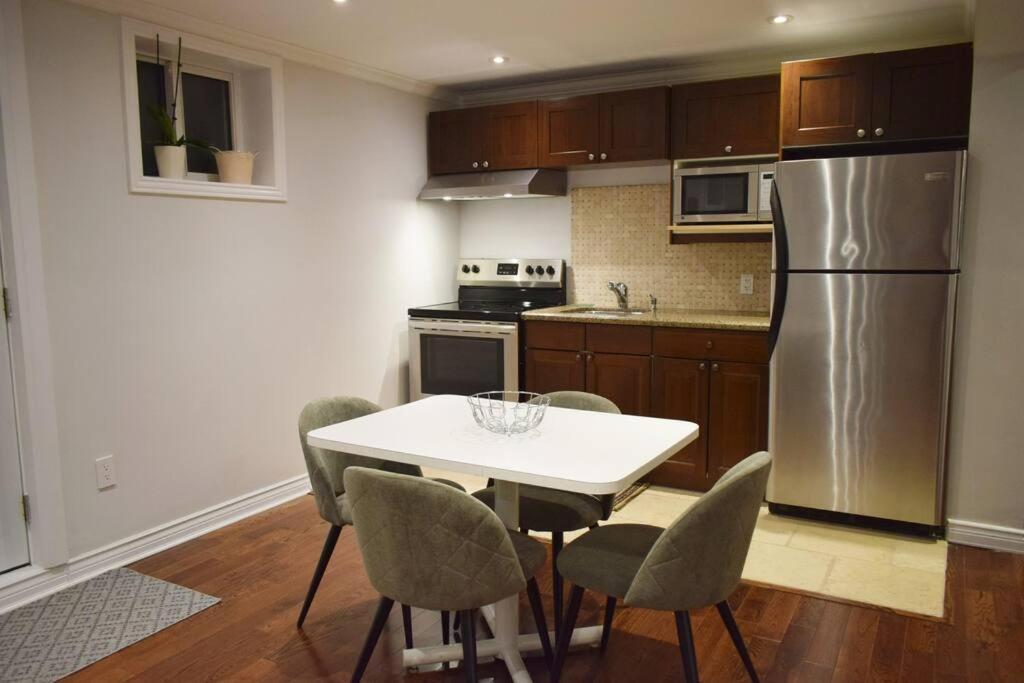 Home Away From Home - Basement Studio Apartment Торонто Экстерьер фото