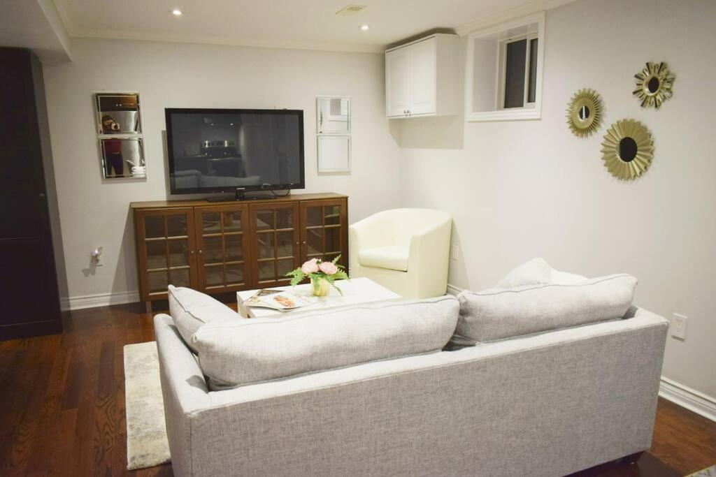 Home Away From Home - Basement Studio Apartment Торонто Экстерьер фото