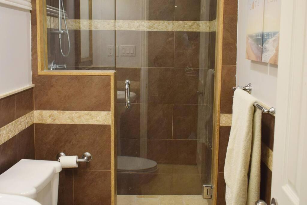 Home Away From Home - Basement Studio Apartment Торонто Экстерьер фото